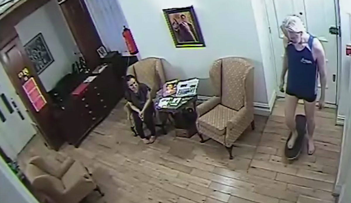 #Video Julian Assange en patineta dentro de la embajada de Ecuador