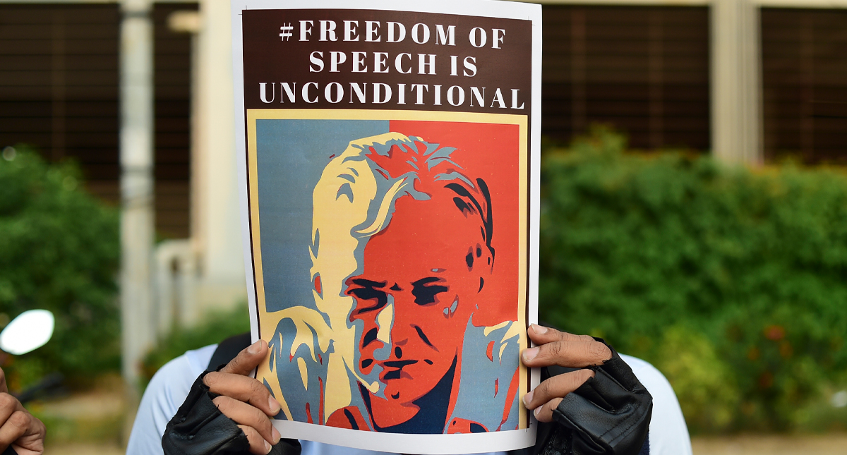 Abogados de Julian Assange presentan demanda en España por extorsión