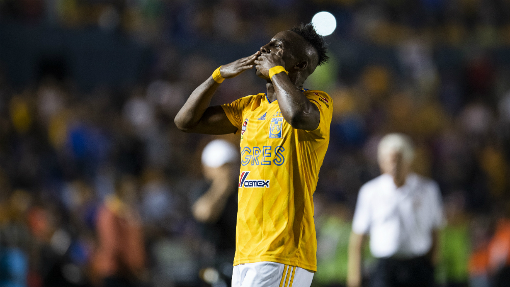 Tigres supera 2-0 a Pumas y se queda cerca de liguilla