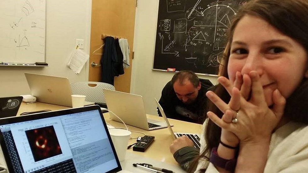 Cuestionan trabajo de doctora del MIT en fotografía de agujero negro