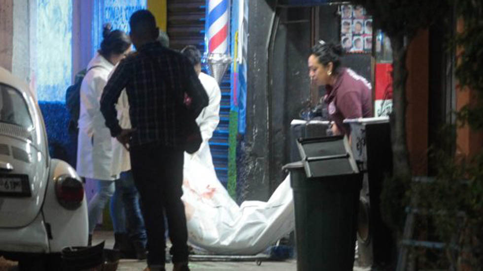Matan a balazos a dos jóvenes en barbería de Neza - levantamiento-de-cadaveres