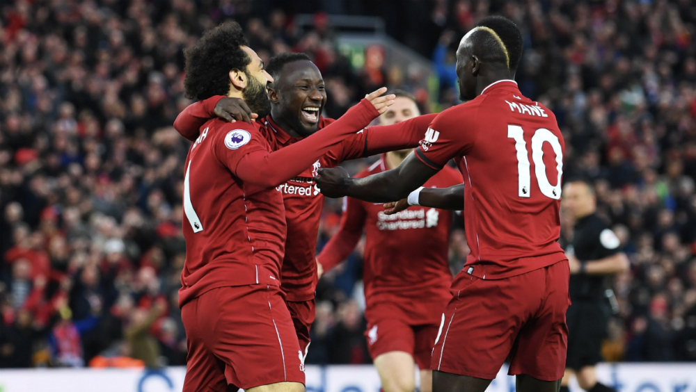 Liverpool aplasta al Huddersfield y vuelve al liderato de la Premier
