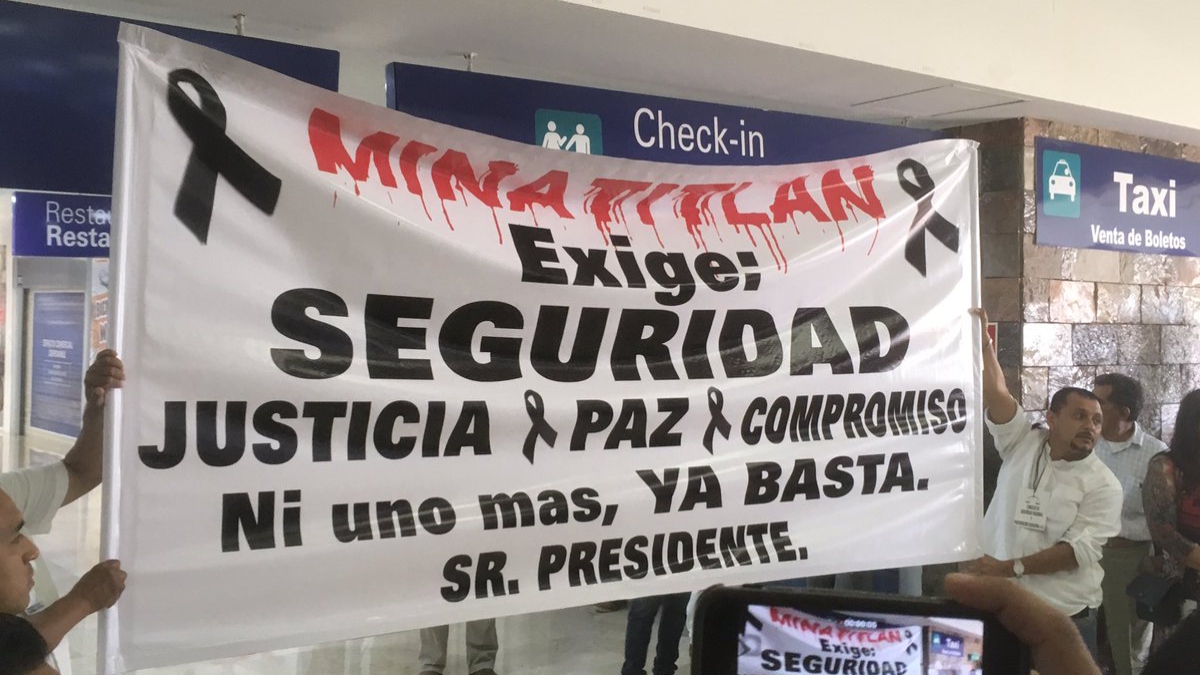 Con gritos exigiendo justicia reciben a López Obrador en Minatitlán Con gritos exigiendo justicia reciben a López Obrador en Minatitlán