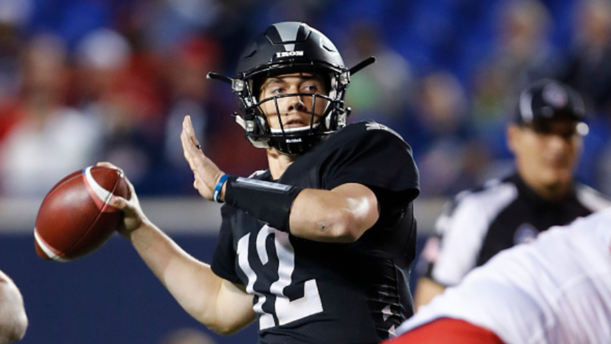 Águilas de Filadelfia contratan a mariscal de campo mexicano