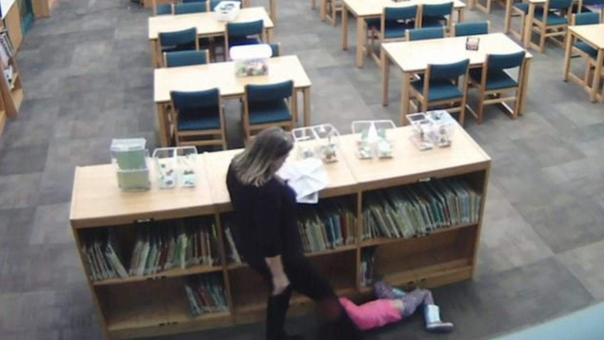 #Video Despiden a maestra por patear a niña de cinco años