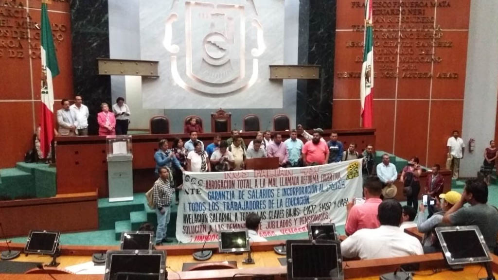 Maestros de la Coordinadora vandalizan Congreso de Guerrero - maestros-ceteg-guerrero