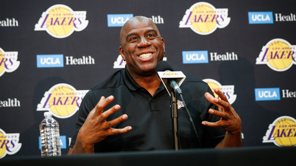 ‘Magic’ Johnson deja su puesto como presidente de operaciones de Lakers