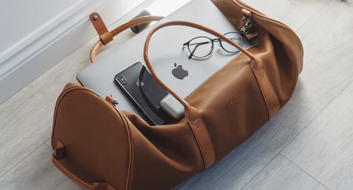 ¿Qué se puede llevar como equipaje de mano en el avión según la TSA? - maleta