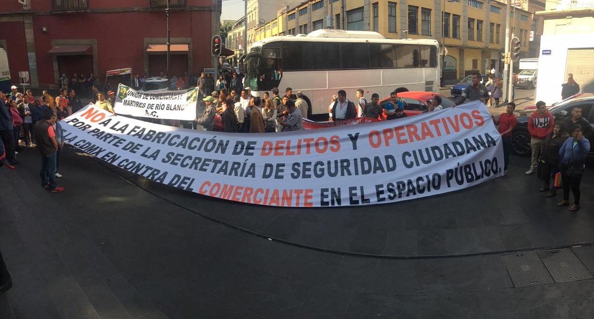 Se enfrentan comerciantes y taxistas frente al Congreso de la CDMX - manifestacion-de-comerciantes-afuera-del-congreso-de-la-cdmx