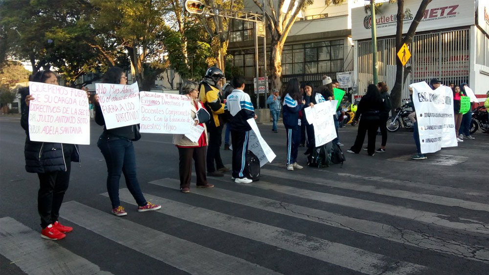 Padres de familia bloquean Eje 5 Sur y Andrés Molina