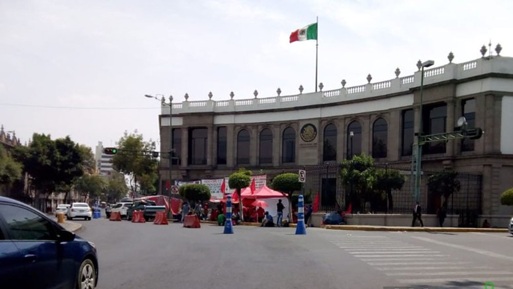 Manifestantes continúan en inmediaciones de Segob
