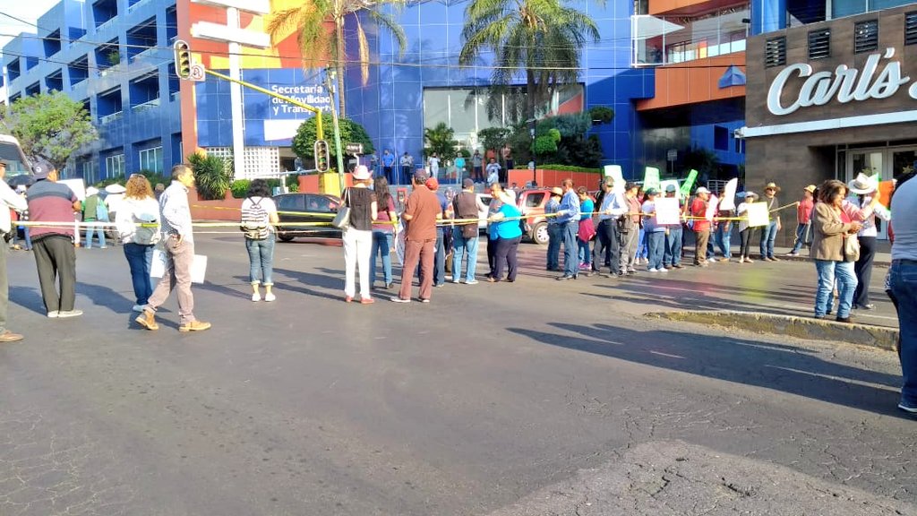 Jubilados de Cobaem bloquean la avenida Plan de Ayala en Cuernavaca - manifestantes-cobaem-cuernavaca