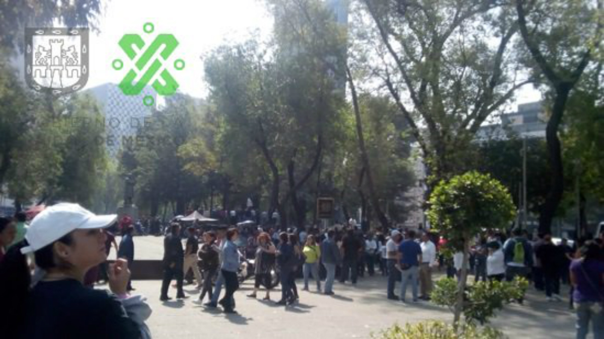 Manifestantes bloquean lateral de Paseo de la Reforma