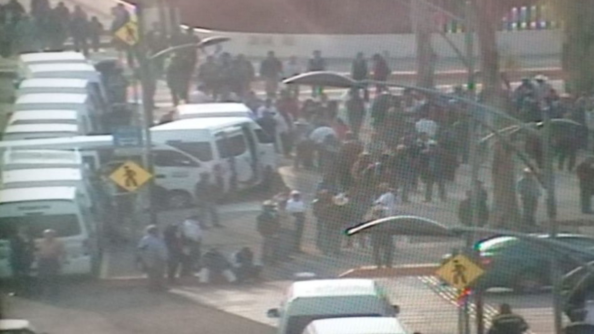 Simpatizantes de Cipriano Charrez bloquean inmediaciones de San Lázaro