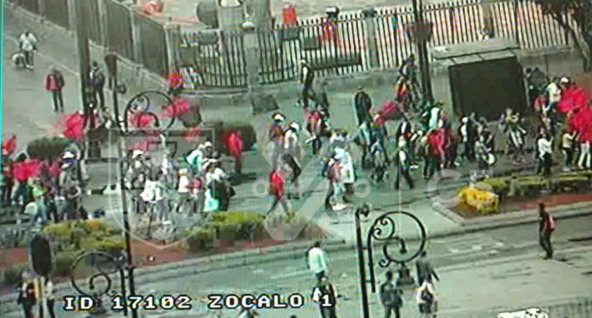 Integrantes del SITUAM llegan al Zócalo