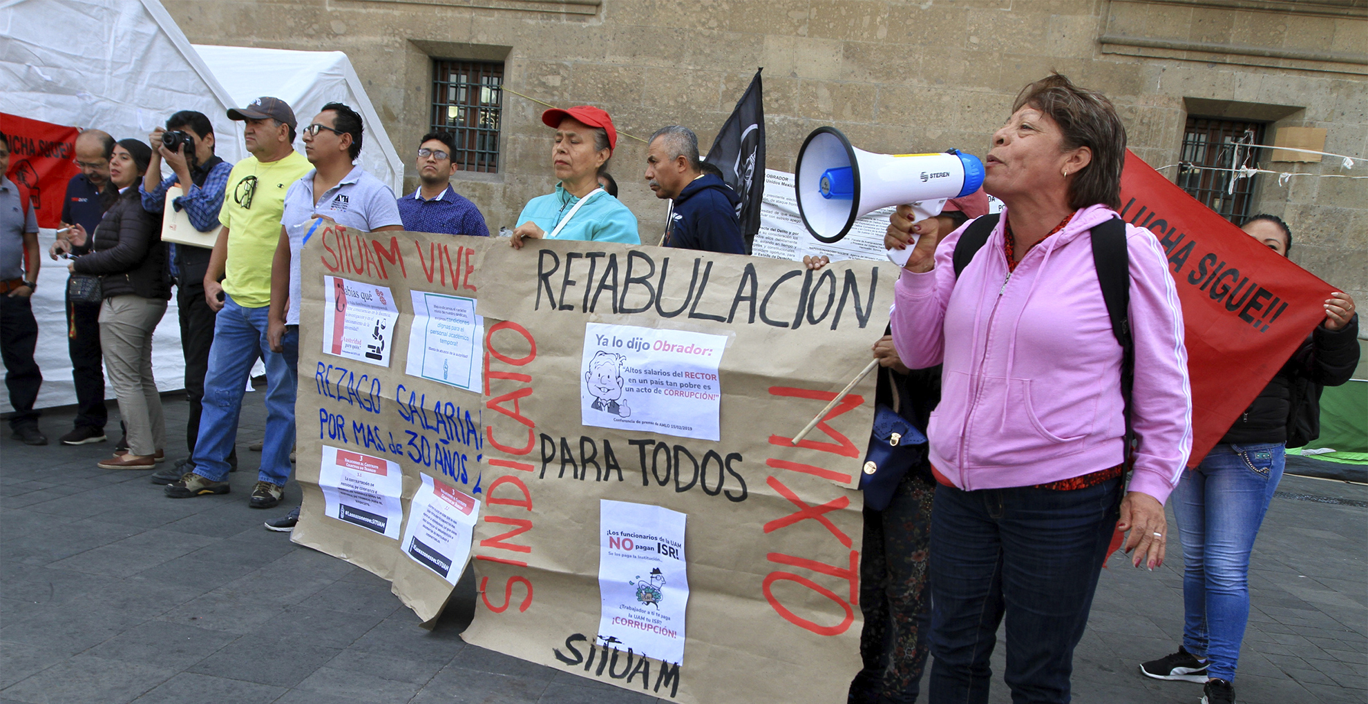 #Video Maestros de la UAM se manifiestan en el Zócalo