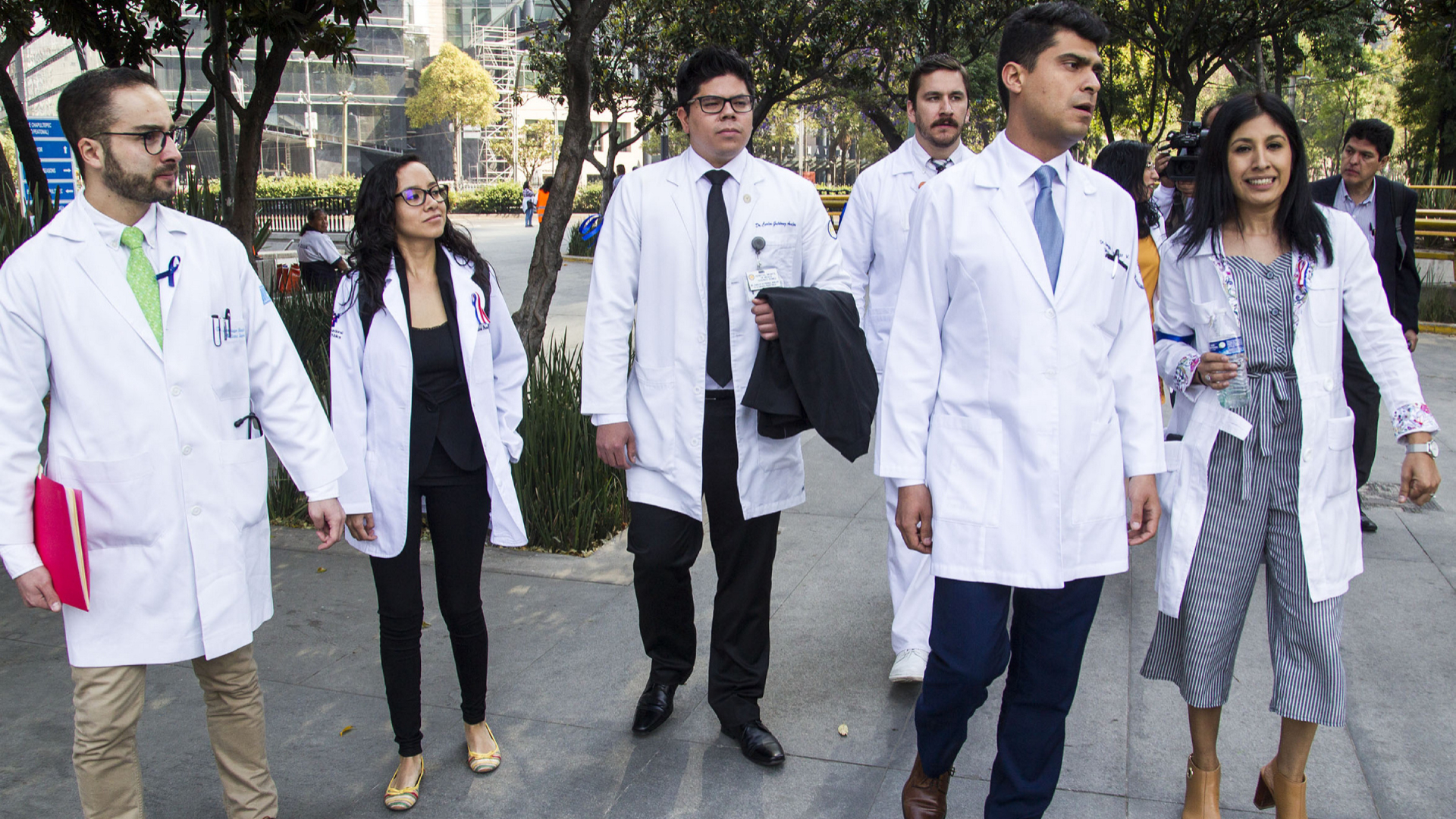 Presentan petición formal para que médicos residentes tengan ISSSTE