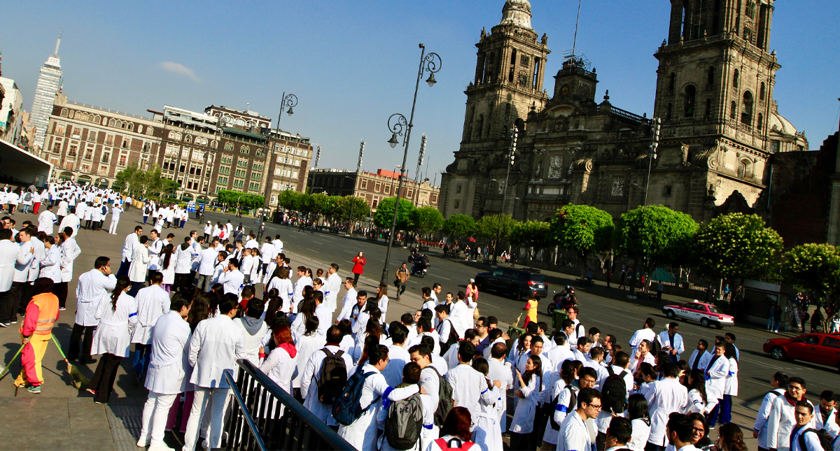 López Obrador se compromete a que se pagará a los médicos residentes López Obrador se compromete a que se pagará a los médicos residentes