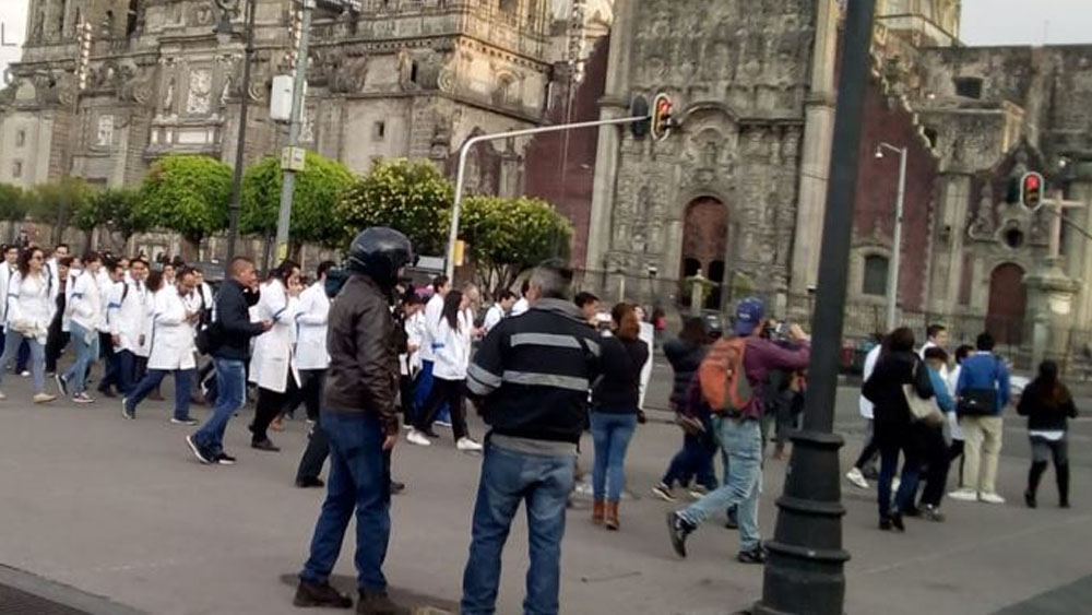 Marcha de médicos residentes del Hospital General llega al Zócalo