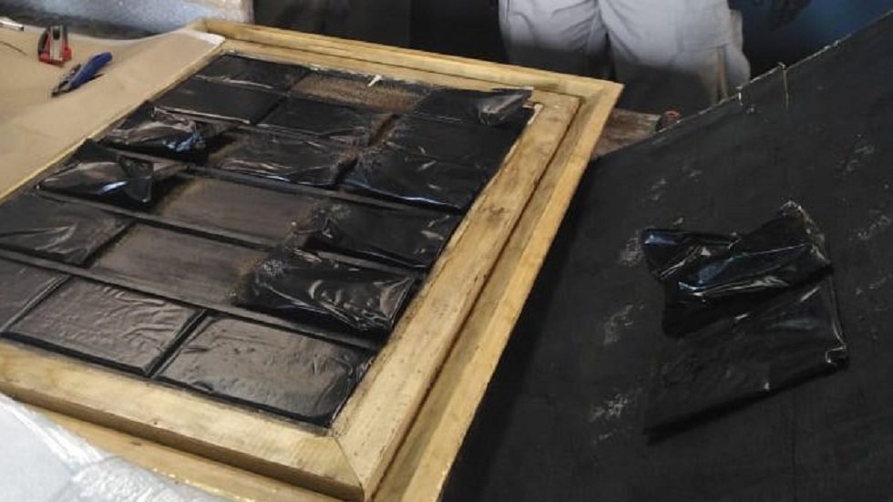 Aseguran metanfetamina en cuadros de la virgen en el AICM - metanfetamina-en-cuadros