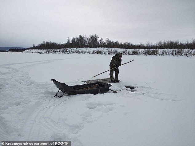 #Video Localizan meteorito que sacudió suelo ruso hace un mes - meteorito-hoyo