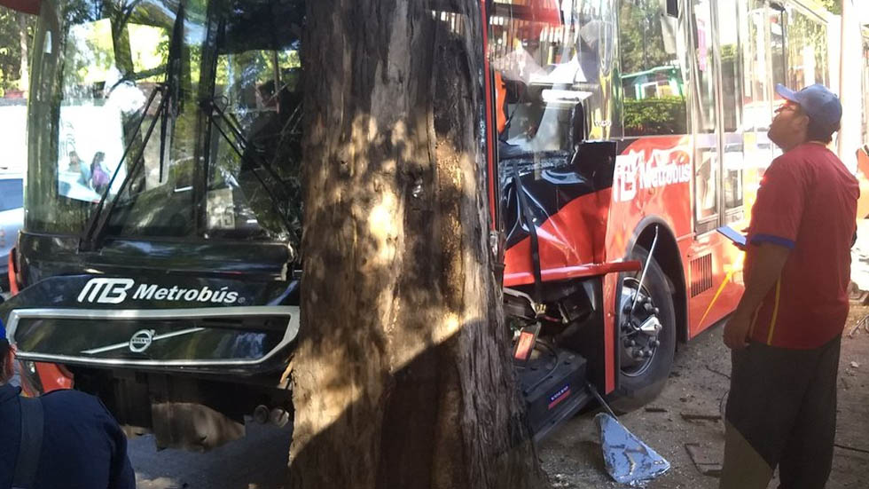 Metrobús se estrella contra árbol tras esquivar a motociclista