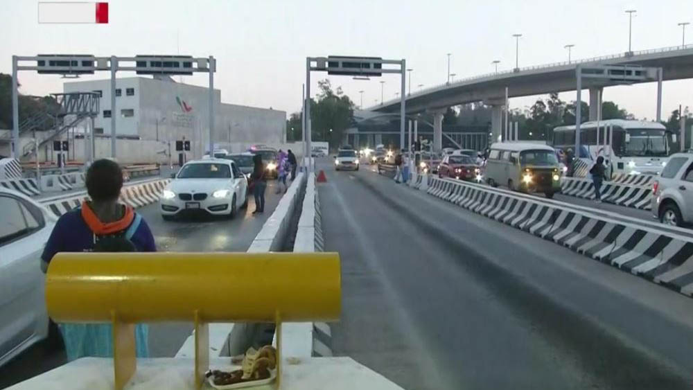 Manifestantes complican tránsito en la autopista México-Cuernavaca