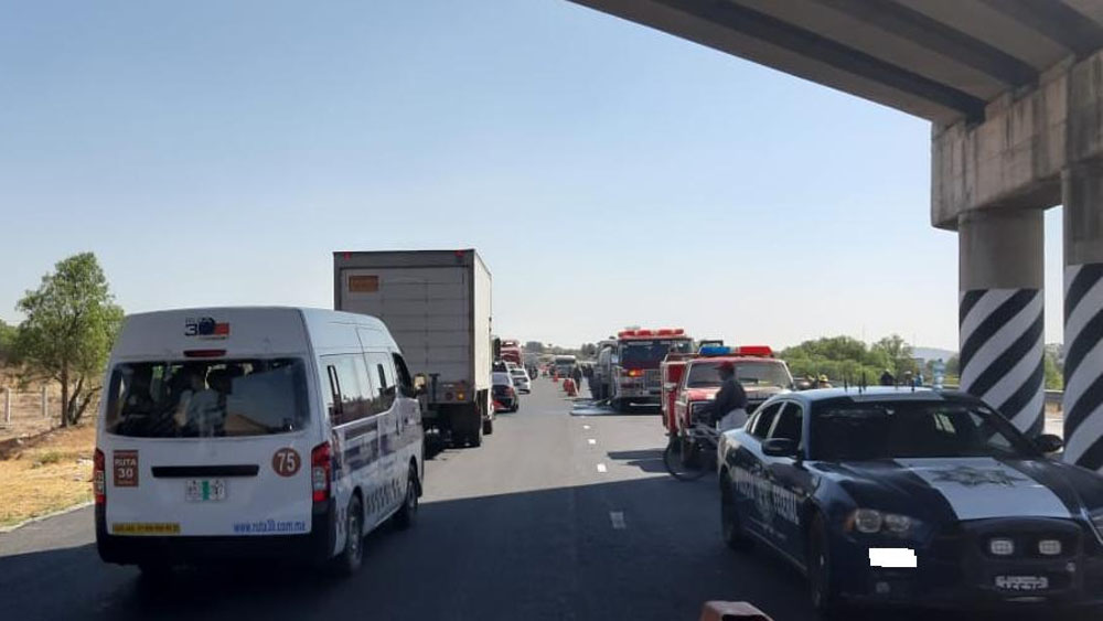 Reabren la México-Tulancingo tras choque de pipa contra autobús