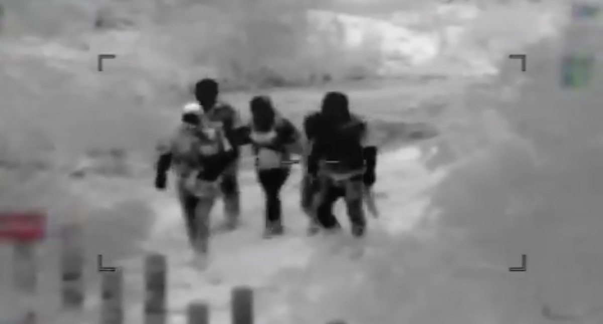 #Video Comando armado custodia a migrantes indocumentados en su cruce a EE.UU.