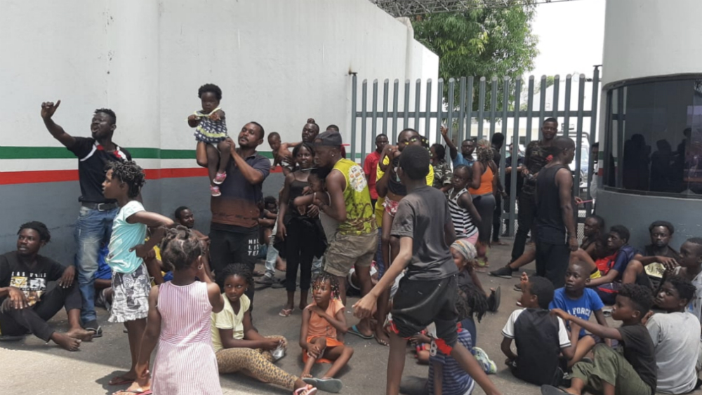 Migrantes africanos bloquean estación migratoria en Chiapas