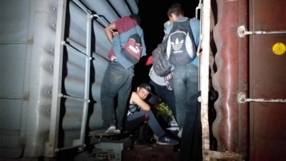 Suben migrantes a ‘La Bestia’ en Arriaga, Chiapas