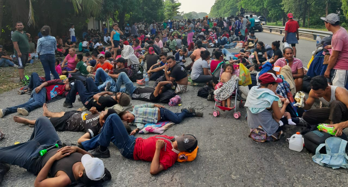 Se suman cubanos a caravana migrante en Chiapas