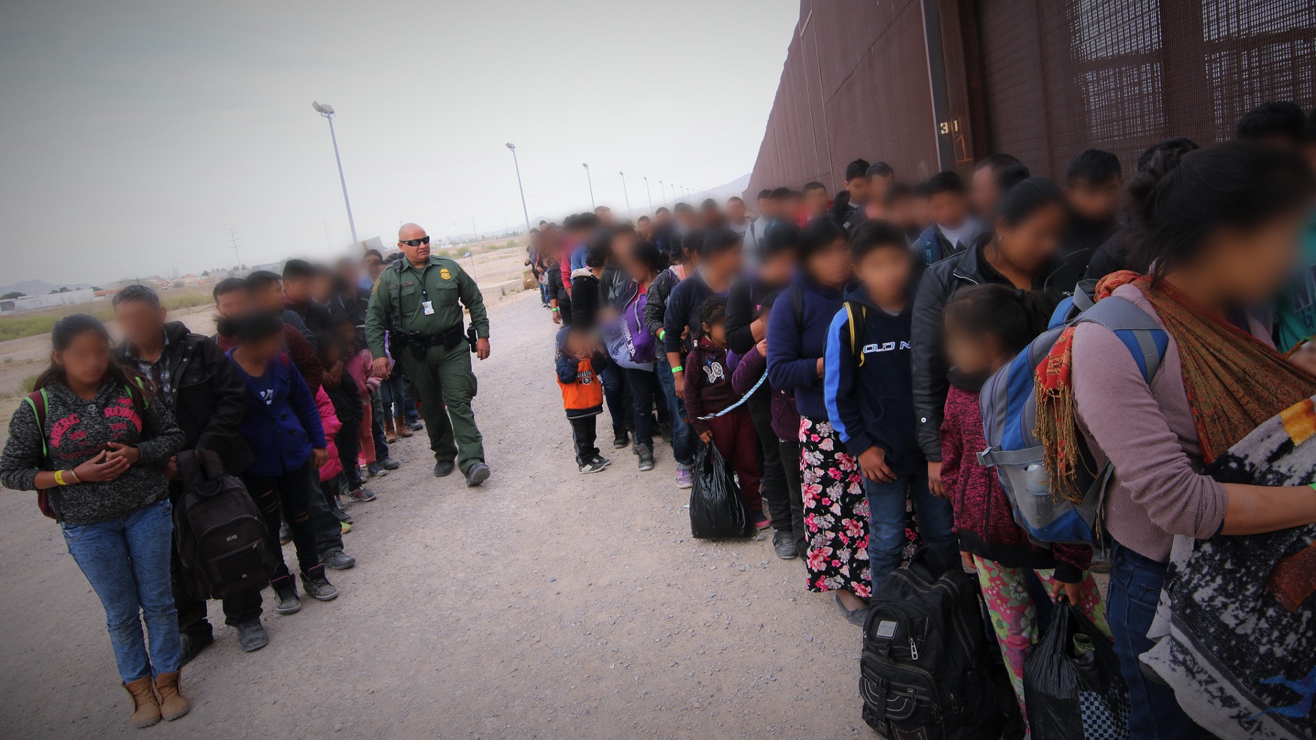 Patrulla Fronteriza rompe récord de detención de familias migrantes