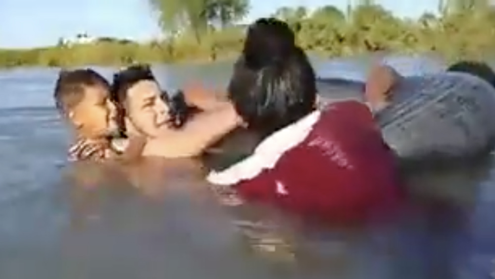 #Video Familia migrante intenta cruzar río Bravo en una llanta