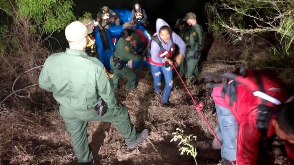Patrulla Fronteriza rescata a 63 migrantes en el Río Bravo