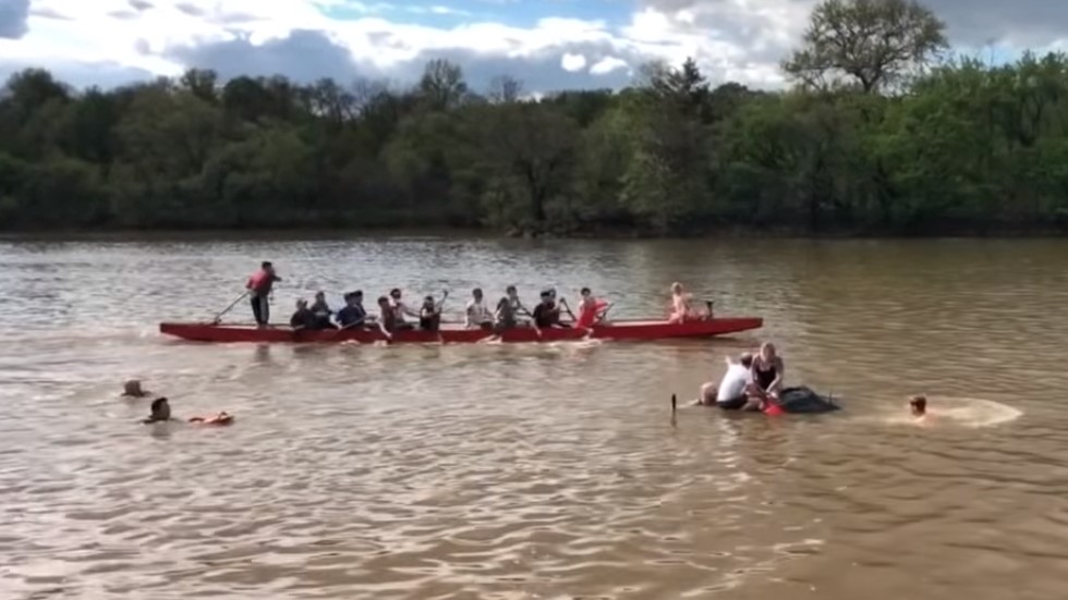 #Video Rescatan a mujer de camioneta hundiéndose en río - momento-en-que-la-mujer-logro-salir-de-la-camioneta