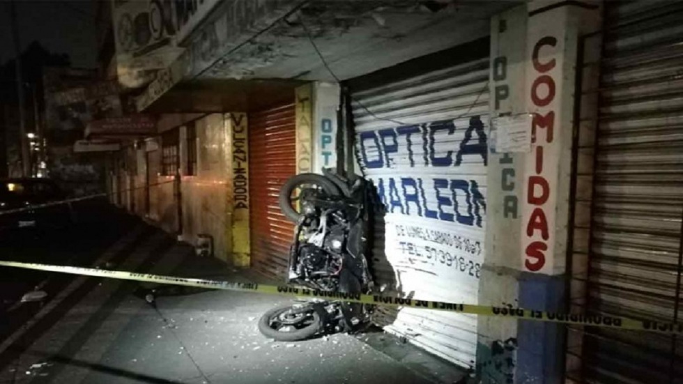 Motociclista muere al chocar contra cortina de negocio en CDMX