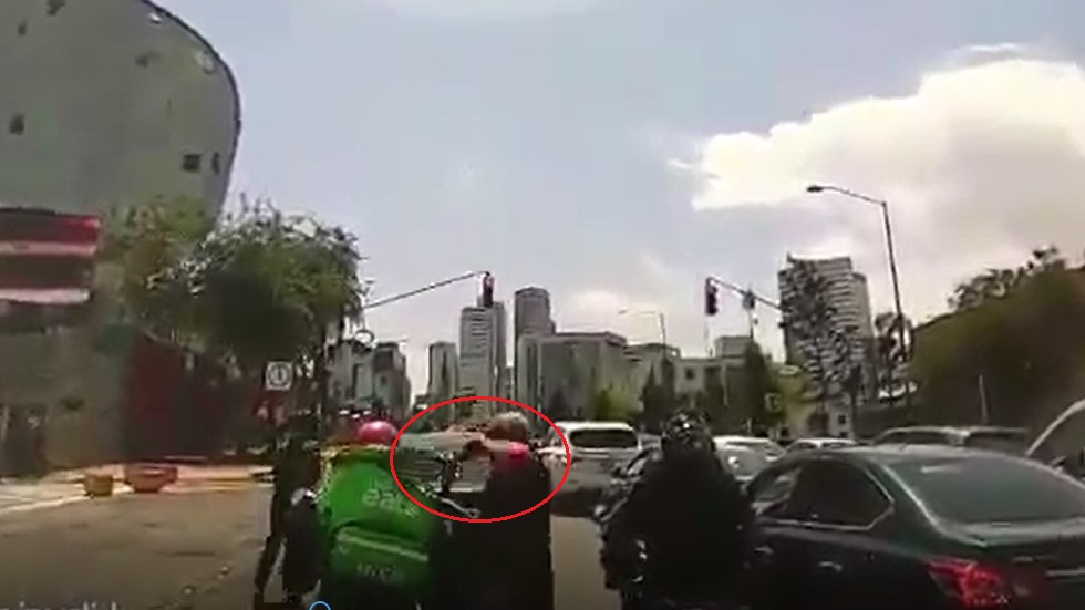 #Video ‘Repartidores’ de Uber Eats asaltan a automovilista