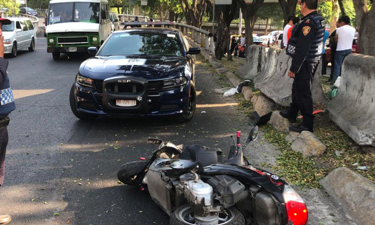 Muere motociclista al derrapar y caer de puente en la Glorieta de Vaqueritos Muere motociclista al derrapar y caer de puente en la Glorieta de Vaqueritos