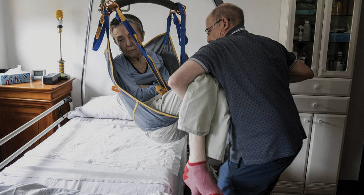 Detienen a hombre que ayudó a morir a su esposa en fase terminal - mujer-con-esclerosis