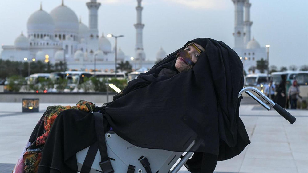 Mujer de Emiratos Árabes Unidos despierta de coma tras 27 años