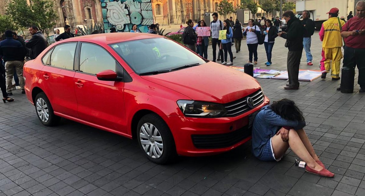 Mujer se retira de Palacio Nacional tras pedir reunión con AMLO