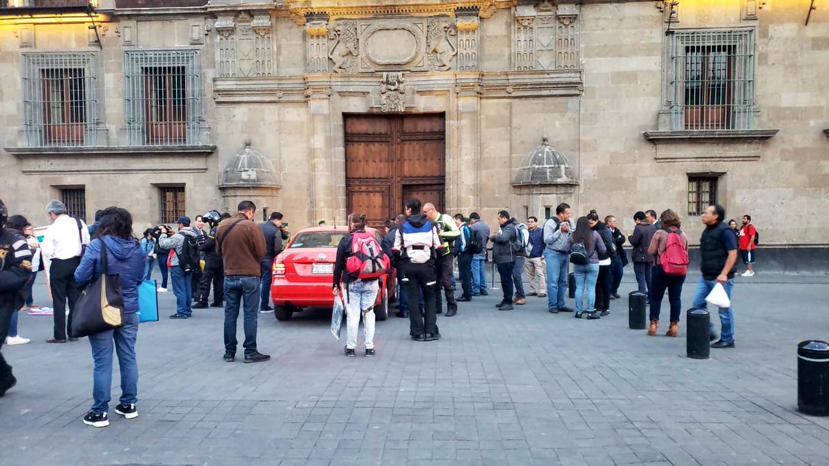 Mujer se retira de Palacio Nacional tras pedir reunión con AMLO - mujer-palacio-nacional-2