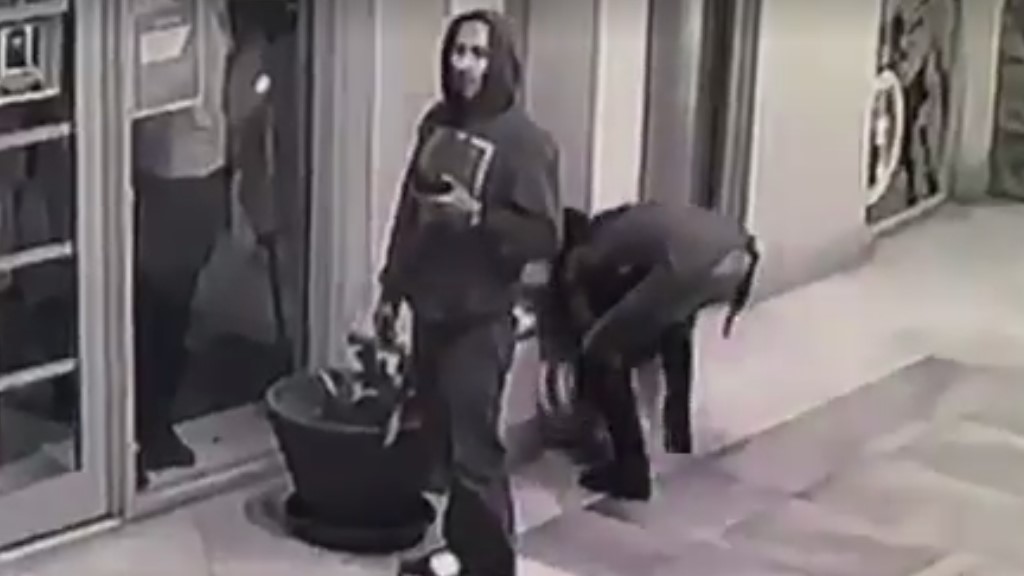 #Video Pareja roba bebedero para perros en plaza comercial de Tijuana - mujer-se-lleva-el-dispensador-de-agua