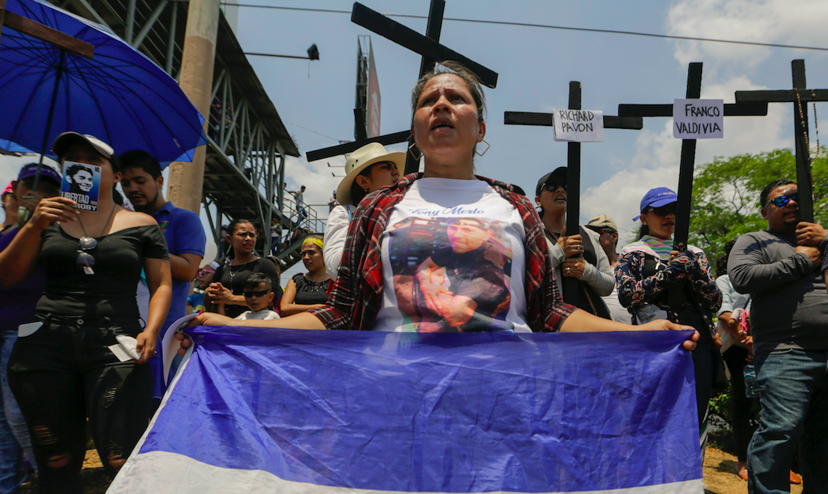 Policía dispersa con violencia protesta opositora tras procesión católica en Nicaragua
