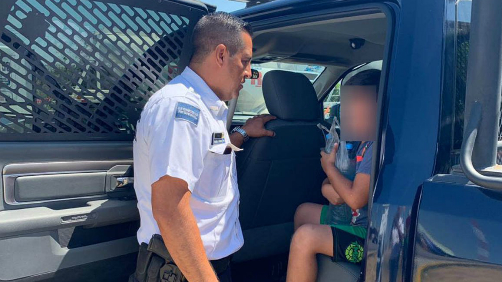 #Video Familia olvida a niño en carretera de Chiapas
