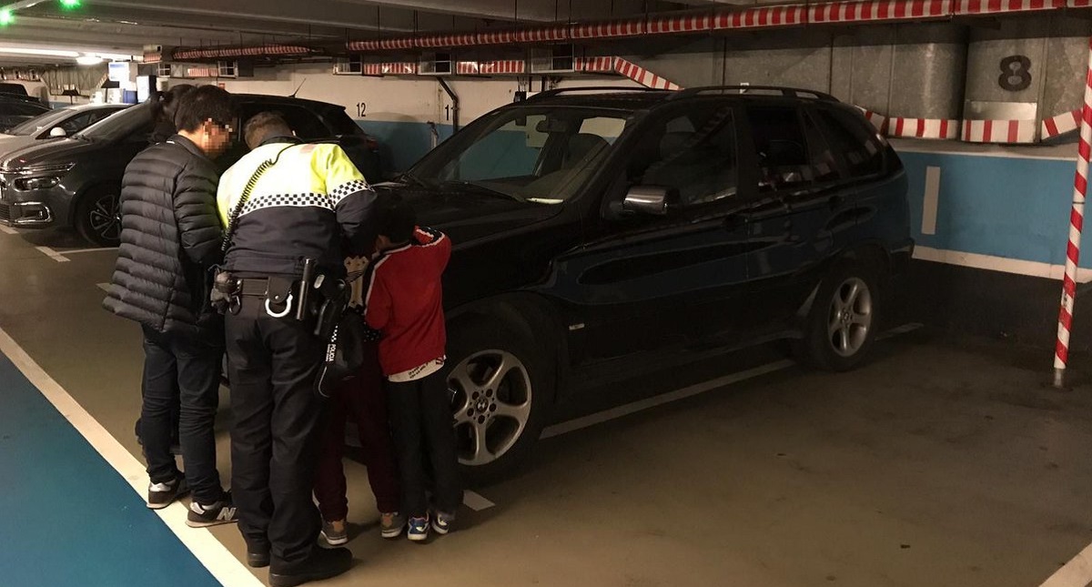 Padre deja a sus hijos en el auto para irse al casino - ninos-dejados-solos-en-estacionamientos