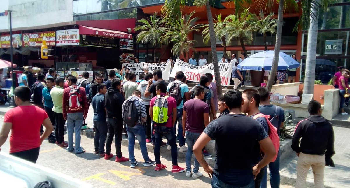 Normalistas de Ayotzinapa bloquean Costera Miguel Alemán en Acapulco