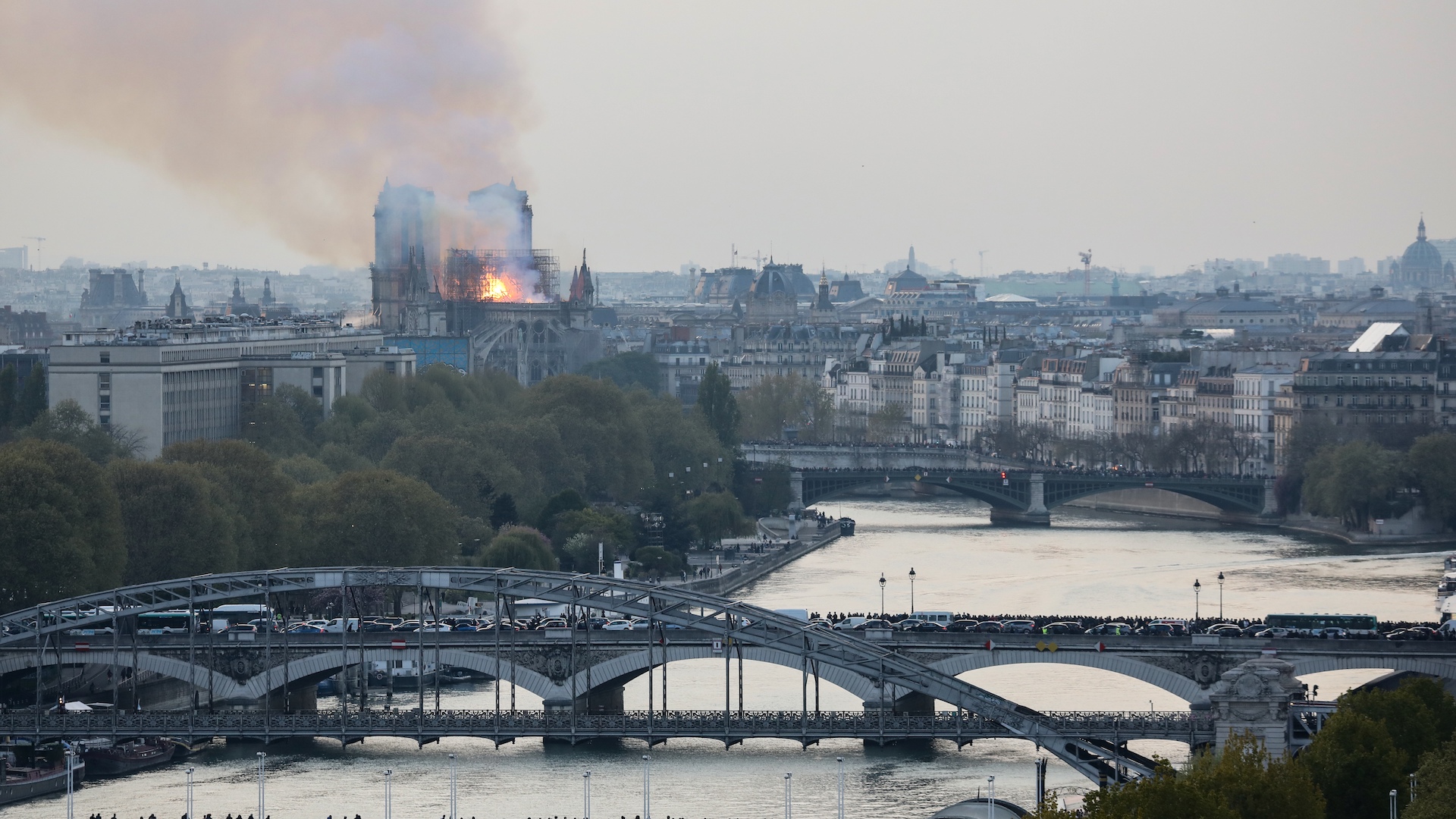 Teléfono de emergencias de la Embajada de México tras incendio en Notre-Dame