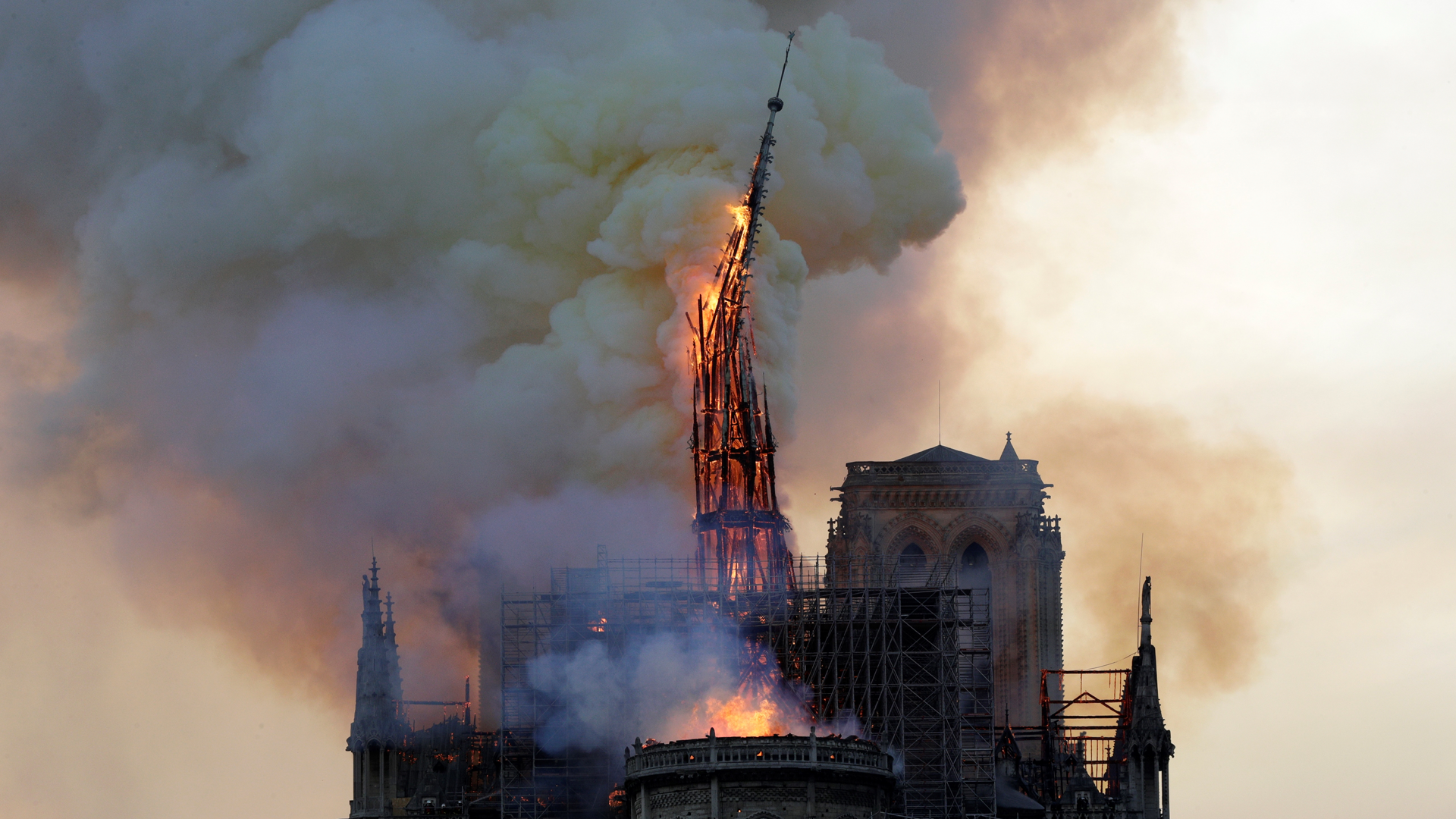 Se incendia catedral de Notre-Dame en París